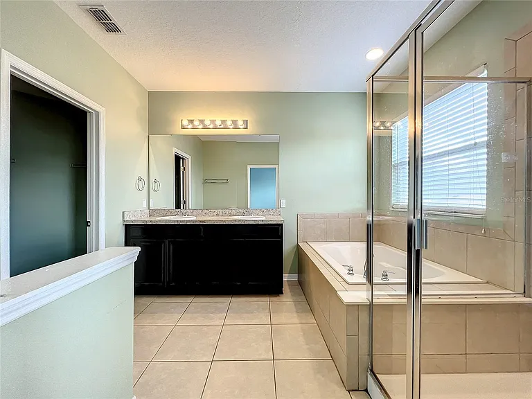 2572 Limerick Cir — Photo 21
