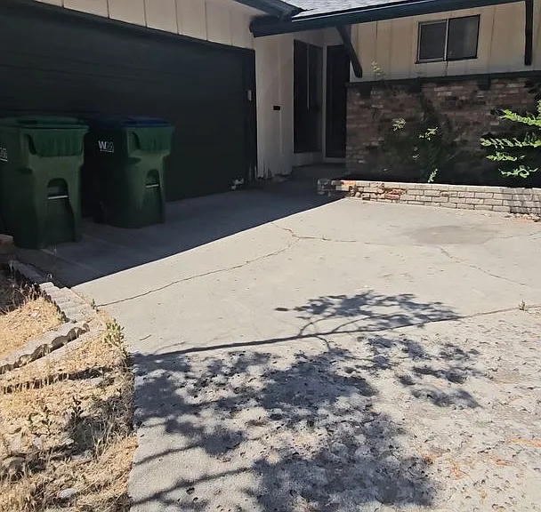 715 James Ct — Photo 1