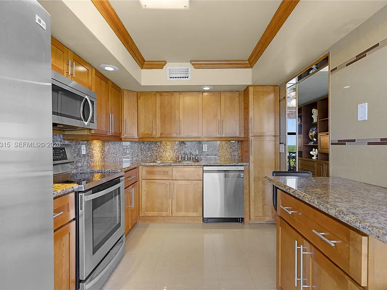 6423 Collins Ave #703 — Photo 23