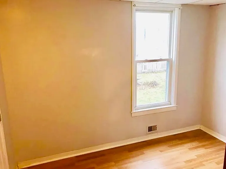 913 Nott St — Photo 10