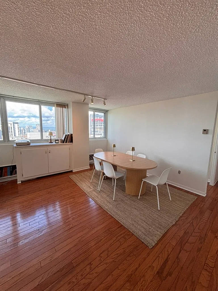 1 bed, 2.0 bath, 900 sqft, $2,400 — Photo 2