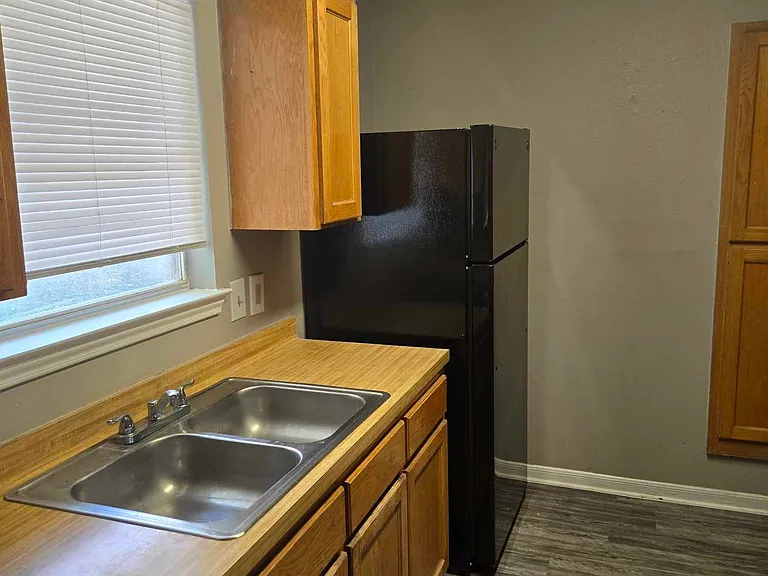 2406 S Laredo St — Photo 12