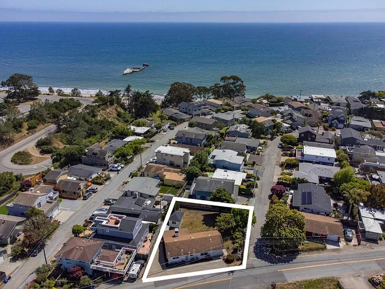 313 Seacliff Dr — Photo 3