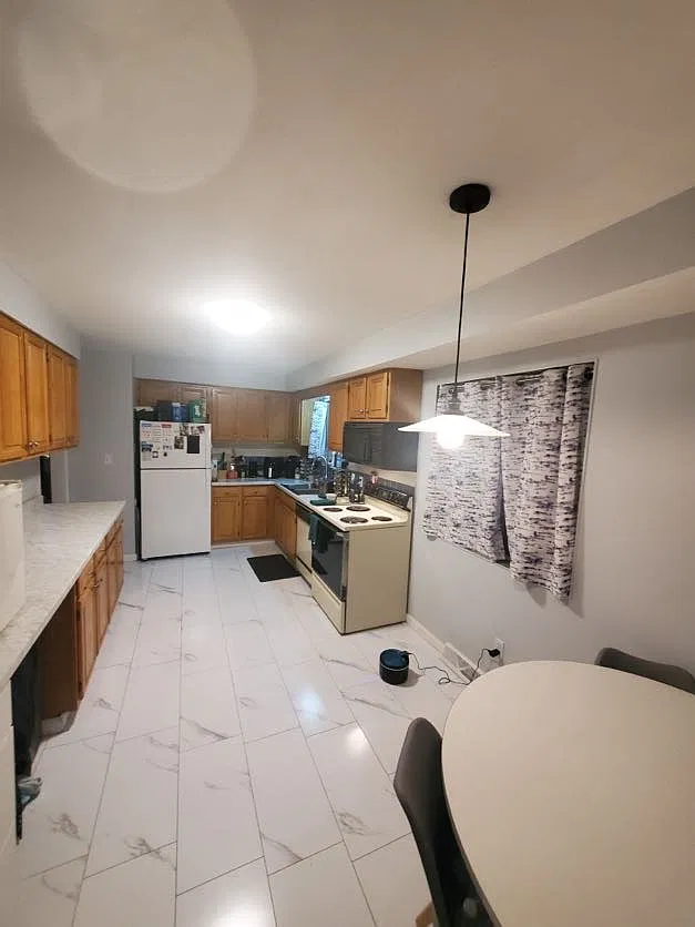 3 bed, 990 sqft, $1,550 — Photo 3