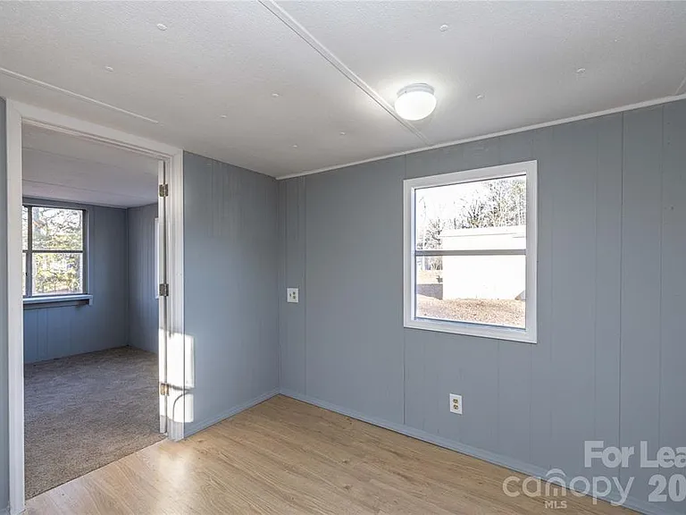 126 Poe Dr — Photo 8