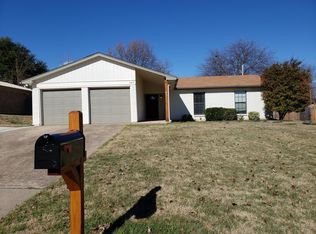 1417 Augusta Rd, Benbrook, TX 76126