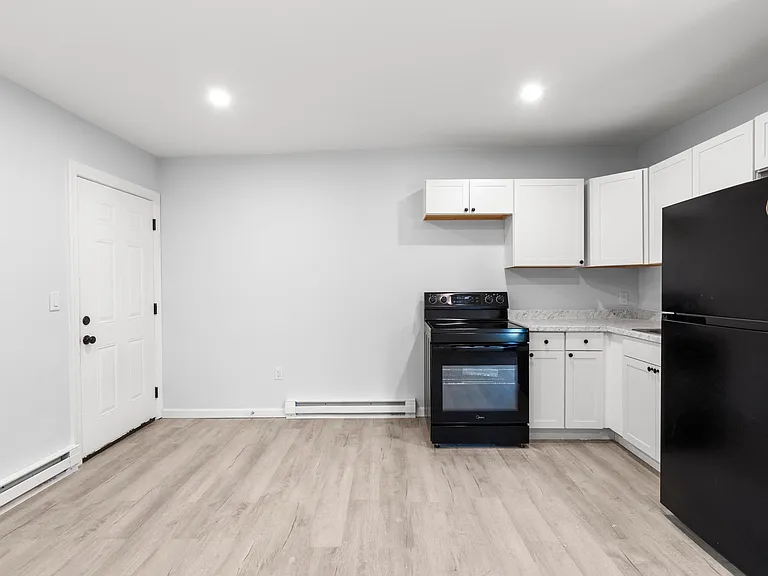 146 Hobart St #B — Photo 18