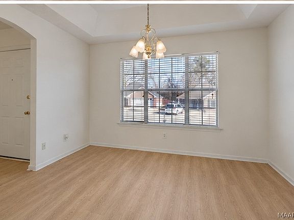 3rd image of 1691 Hawthorne Ln