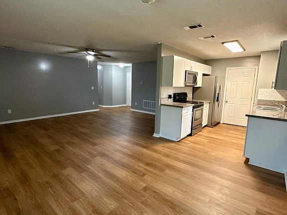 4th image of 1594 Twin Oak Dr E