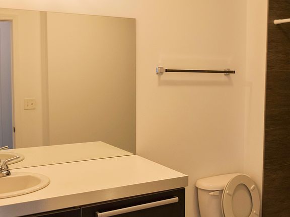5th image of 1544 W Glenlake Ave APT 5G