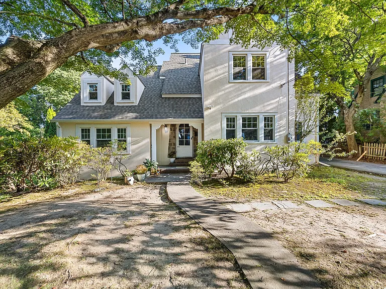 84 Harvard Dr — Photo 1