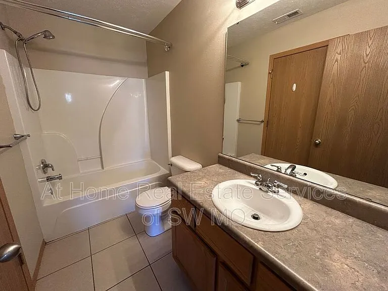1211 N Northwood Ave — Photo 10