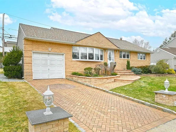 28 Lark Avenue, Old Bethpage, NY 11804