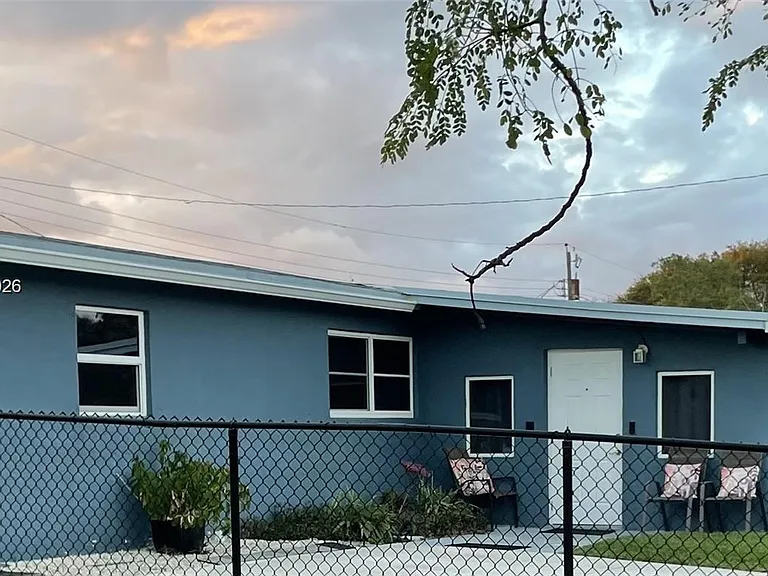 800 N 70th Ave — Photo 1