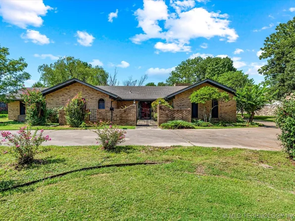 2733 Cherokee Hills Dr, Bartlesville, OK 74006