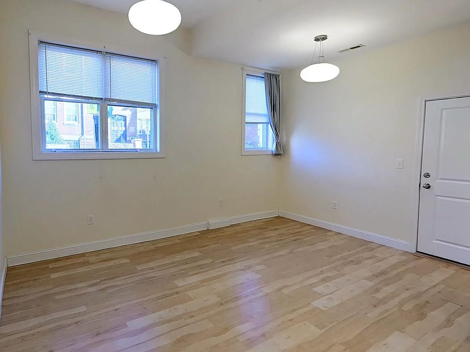 Living room with lots of light and A/C