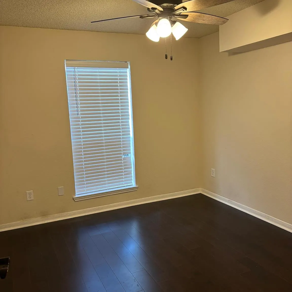 2 bed, 1.0 bath, 948 sqft, $1,300 — Photo 2