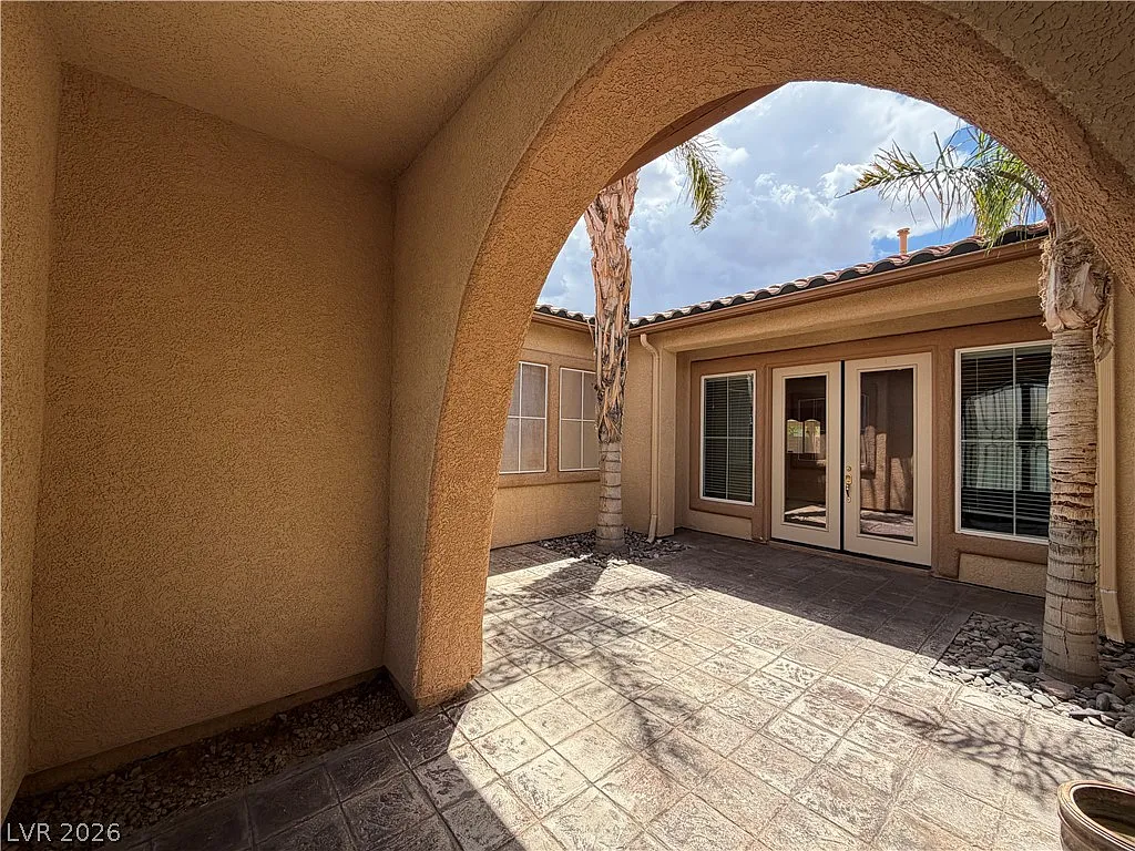 3 bed, 2.5 bath, 2764 sqft, $2,550 — Photo 2