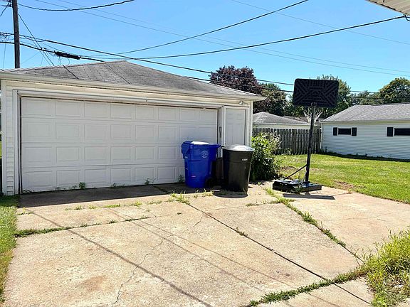 5th image of 1137 W Roberts Ave
