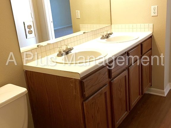 4th image of 8902 Oakwood Ct