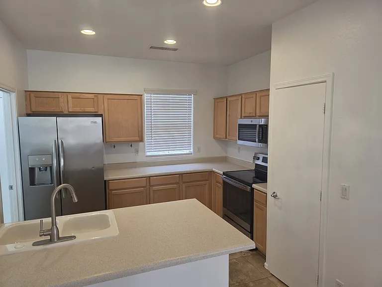 10058 E Kilarea Ave — Photo 7