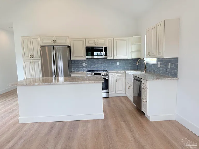 1901 N Davis Hwy — Photo 6