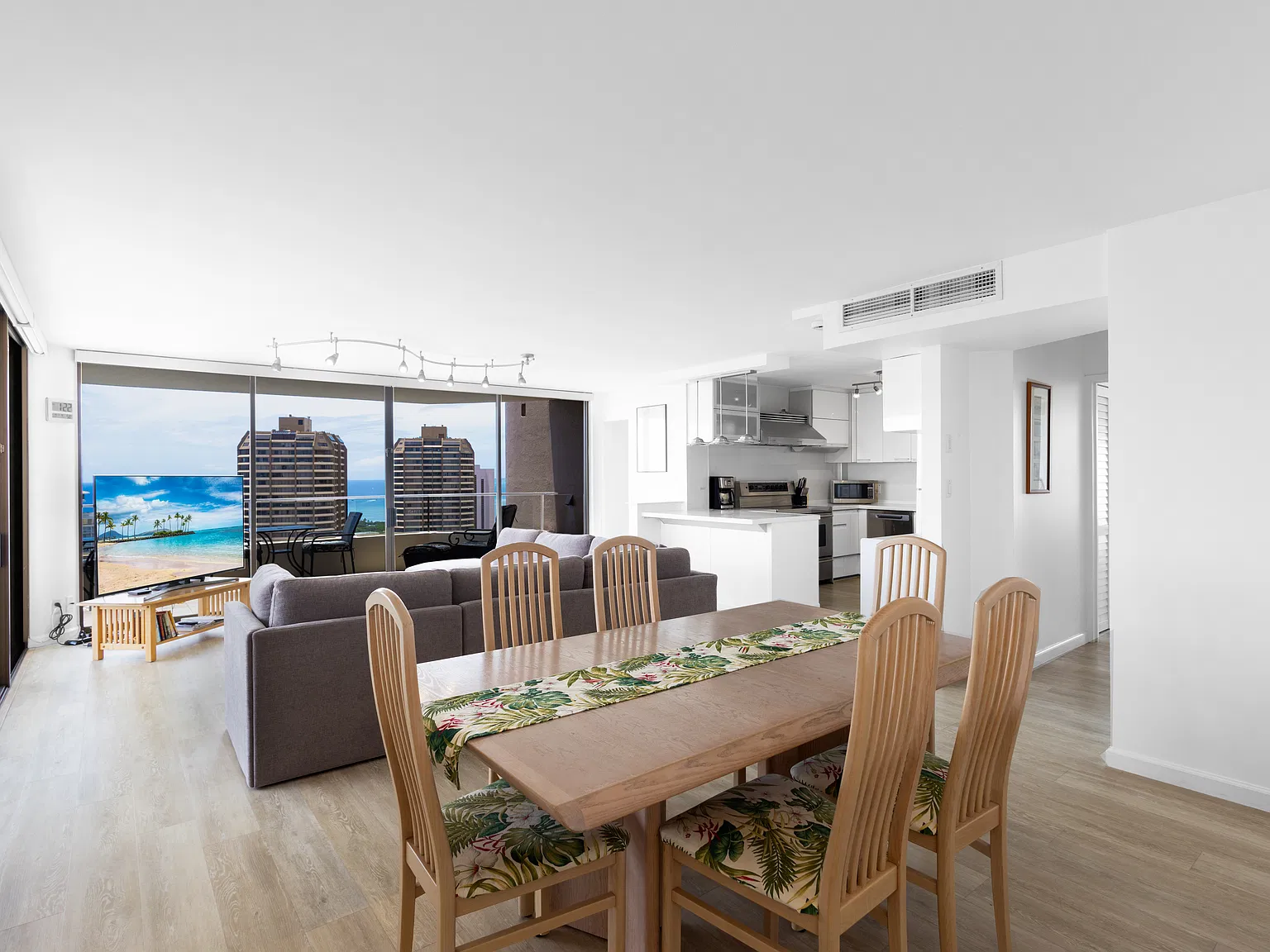 2 bed, 1268 sqft, $6,450 — Photo 2