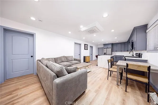 3 bed, 1000 sqft, $4,000 — Photo 4