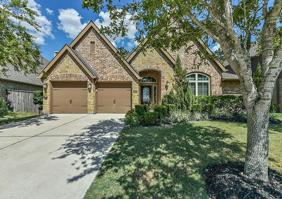 Meticulously clean 4 bedroom, 3 bath home with study is located in Cinco Ranch.