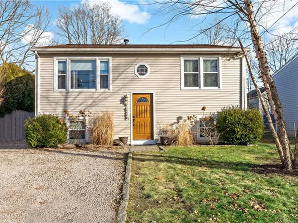 38 Lakeview Dr, Narragansett, RI 02882