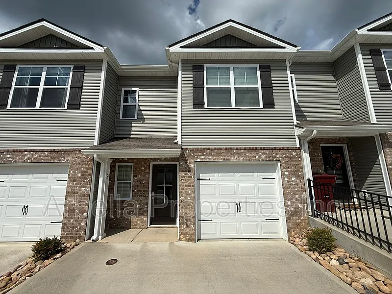 3 bed, 2.5 bath, 1669 sqft, $1,850 — Photo 1