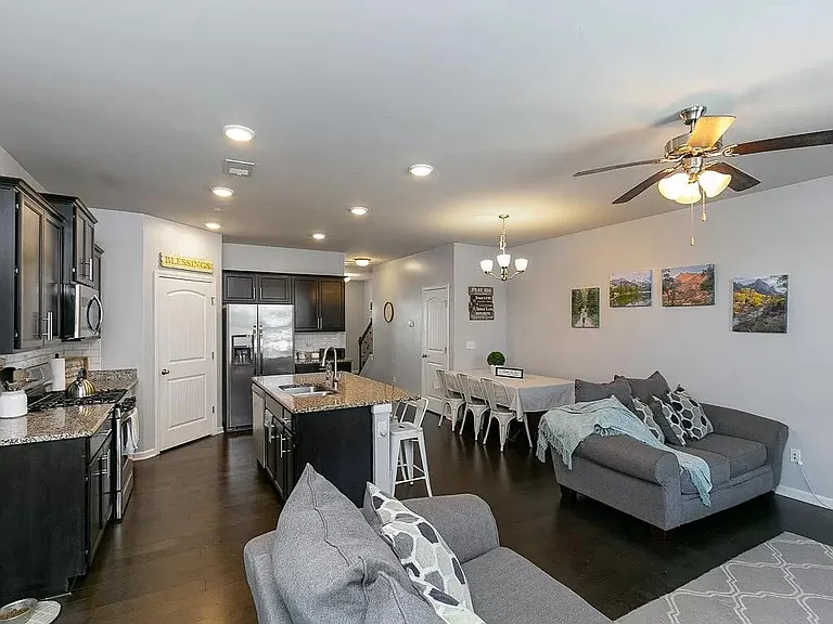 334B Manor Row — Photo 5