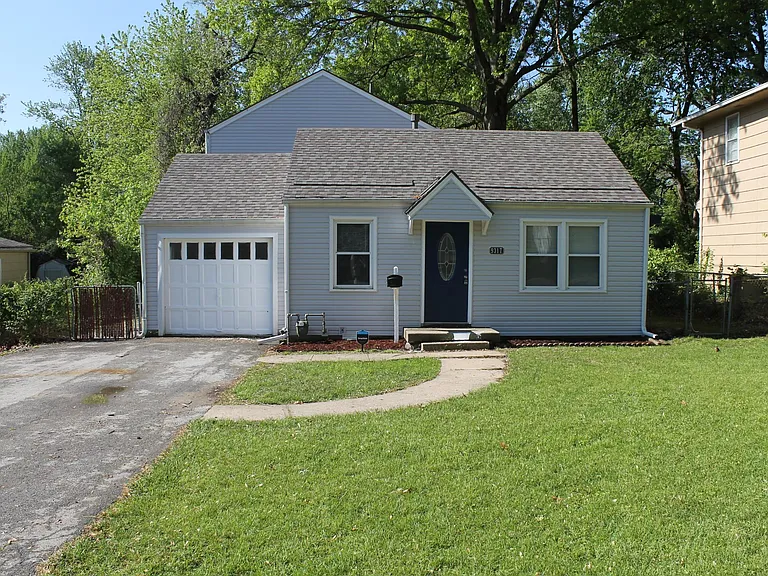 Great location - 5min to Grocery and Hardware and Hwys and 15min to downtown KC.