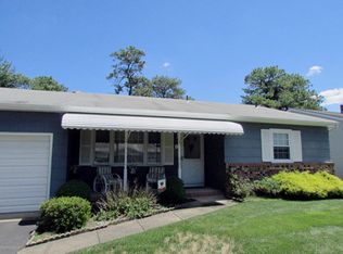 4 Edgewater Dr, Toms River, NJ 08757