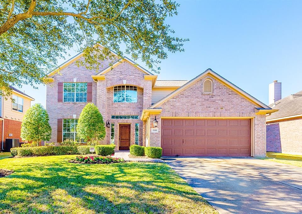 This beautiful 4/2.5/2 home with brick elevation and great curb appeal is located on a quiet cul-de-sac street with no back neighbors. The manicured lawn with mature trees and landscaping creates a wonderful first impression and the wide drive leadin