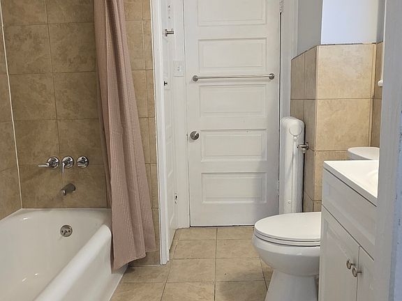 5th image of 916 W State St APT 3