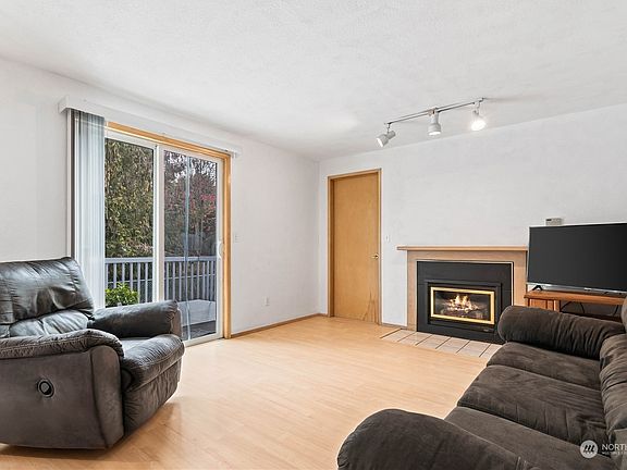 4th image of 304 17th Avenue Ct
