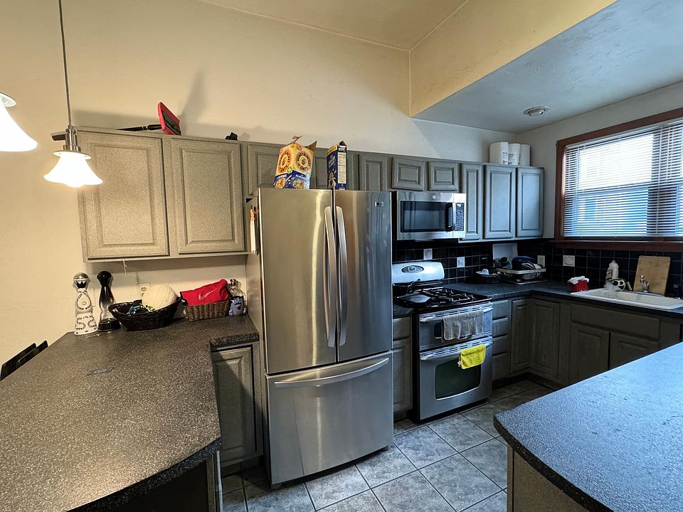 1st image of 152 Chelsea St Floor 1