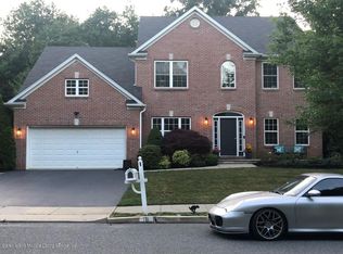16 Maple Leaf Dr, Belford, NJ 07718