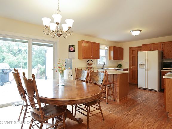 3rd image of 5N185 Fox Wilds Ct