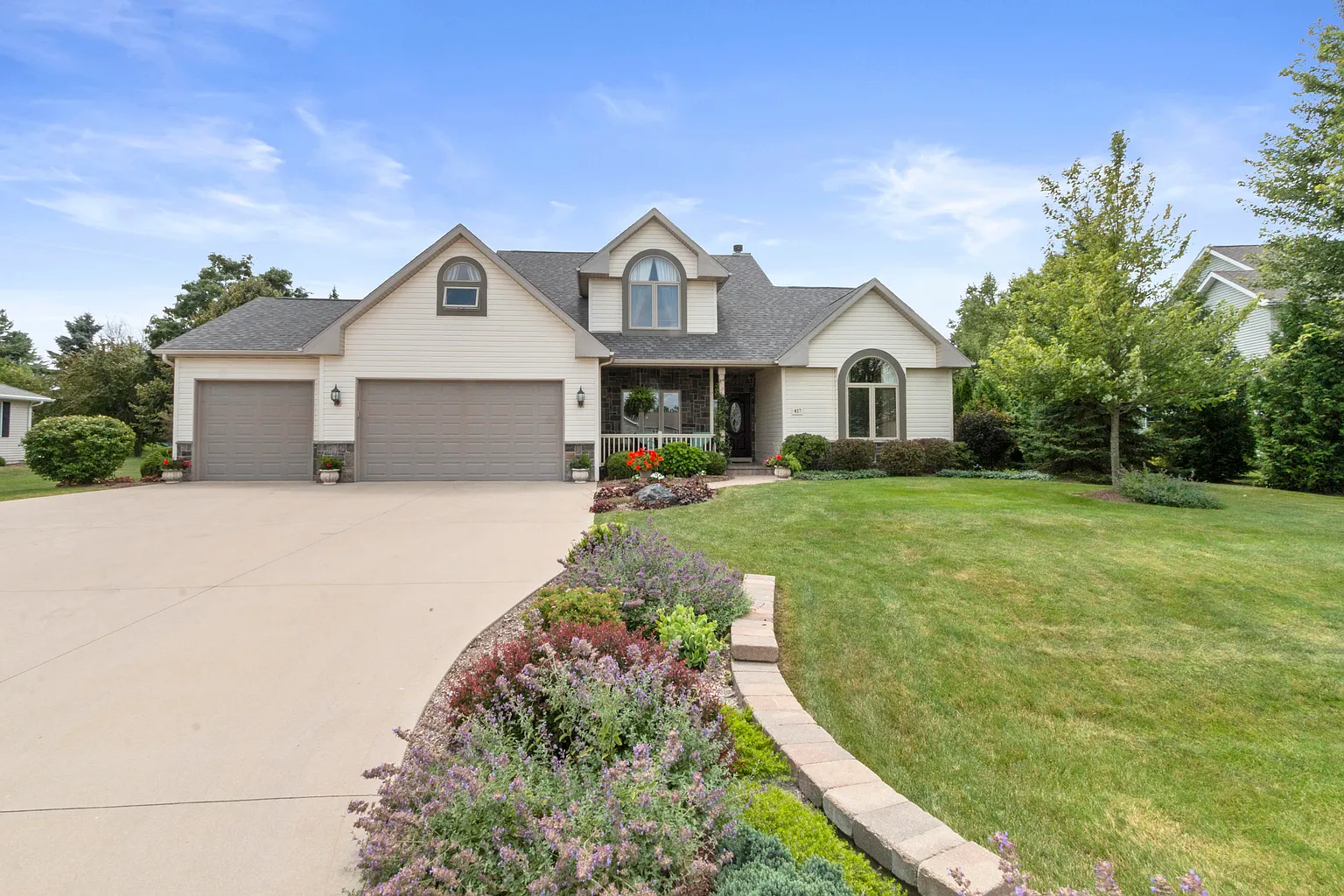 417 Maple Ln photo 1