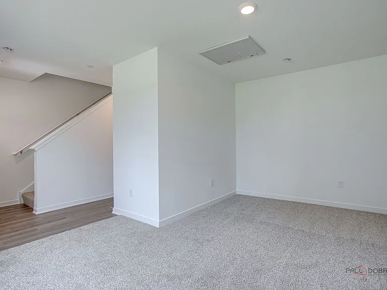 541 Yosemite Way — Photo 5