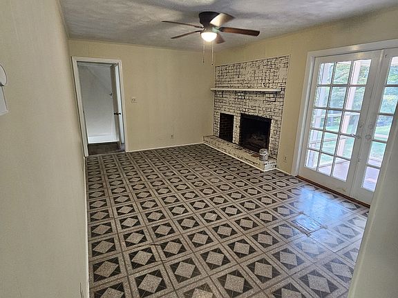 4th image of 740 Kenmore Dr #A