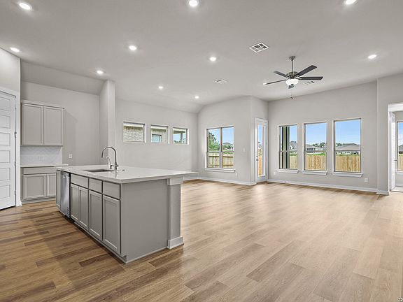4th image of 313 Ainslie St W