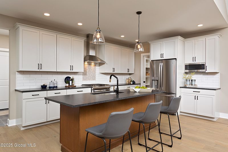 4th image of 18 Crestwood Drive
