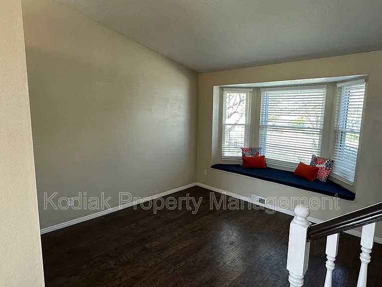 1941 Jenny Ln — Photo 5