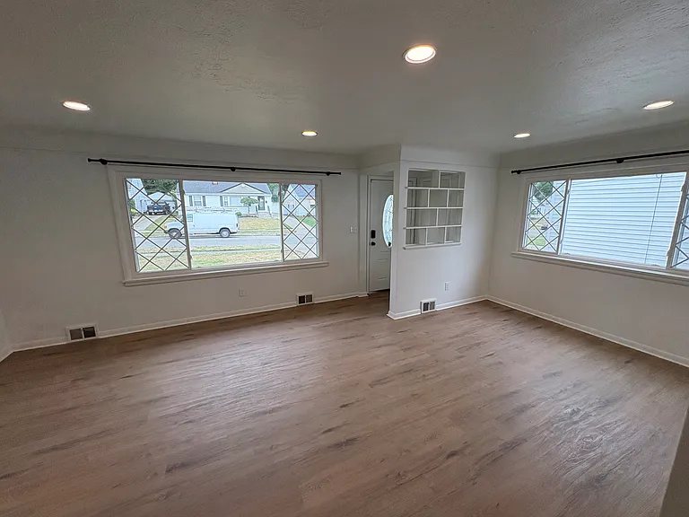 9609 Alexander Rd — Photo 5