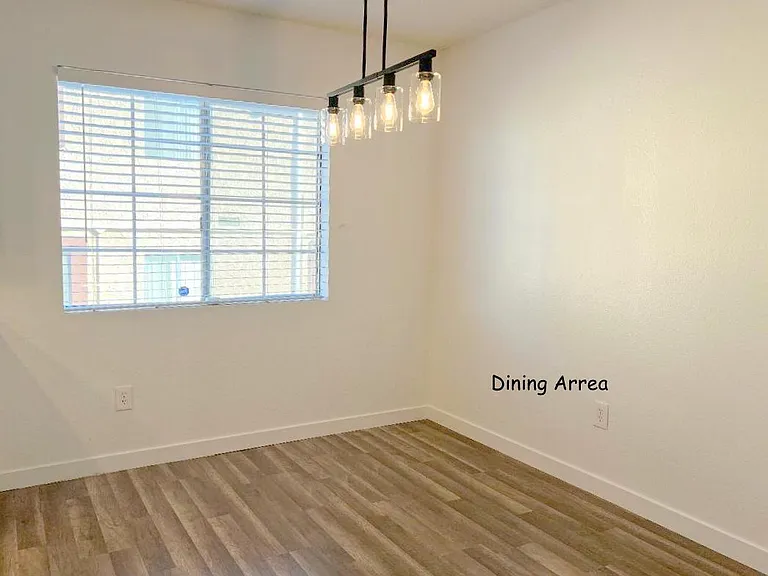 825 N Monterey St — Photo 2
