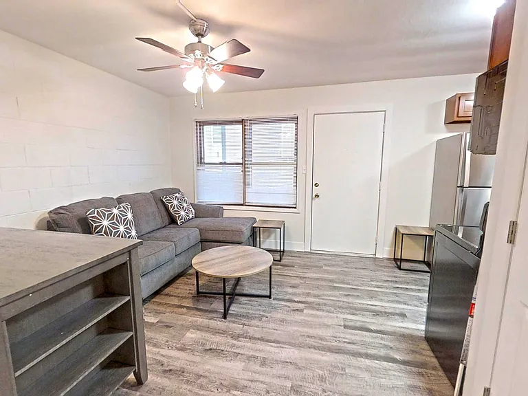 209 E Clark St #8 — Photo 4