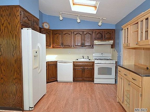3rd image of 4 Duane Dr